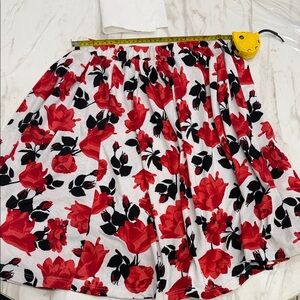 Floral Red and Black Women's Skirt size medium Preloved